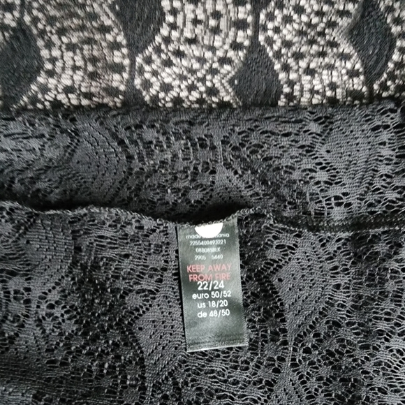 Pre-loved Plus-size Evans Black Lace Cover 3/4 Sleeves. Hangs open. Size 20 - Picture 7 of 9